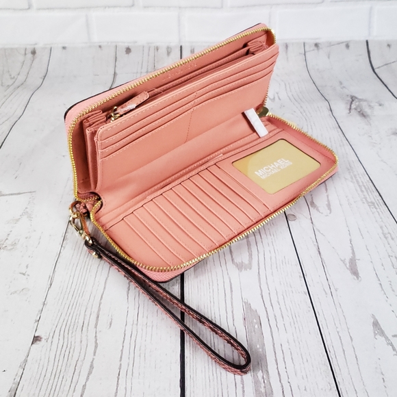 ⚠️LAST 1⚠️ Michael Kors Jet Set Embossed LG Wristlet - Picture 3 of 6